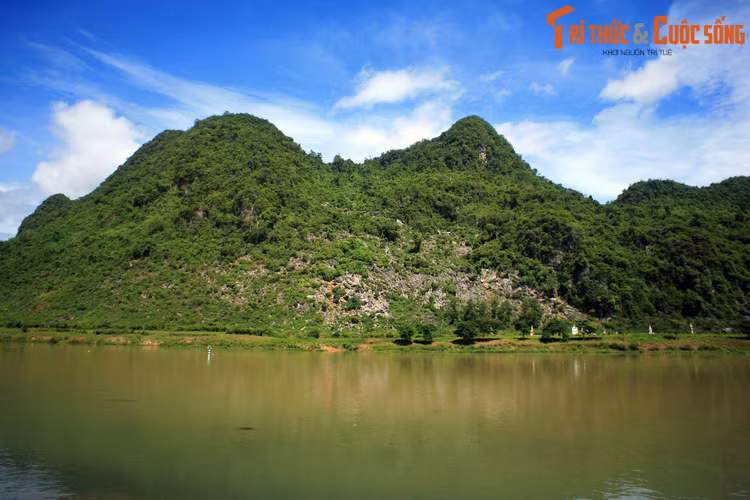 Khi ngược dòng sông Son để đến cửa động, một bức tranh phong cảnh tuyệt đẹp dần dần hiện ra hai bên bờ sông, như khúc dạo đầu tuyệt vời dành cho những vị khách phương xa trước khi thâm nhập vào thế giới huyền ảo ẩn trong lòng núi đá...