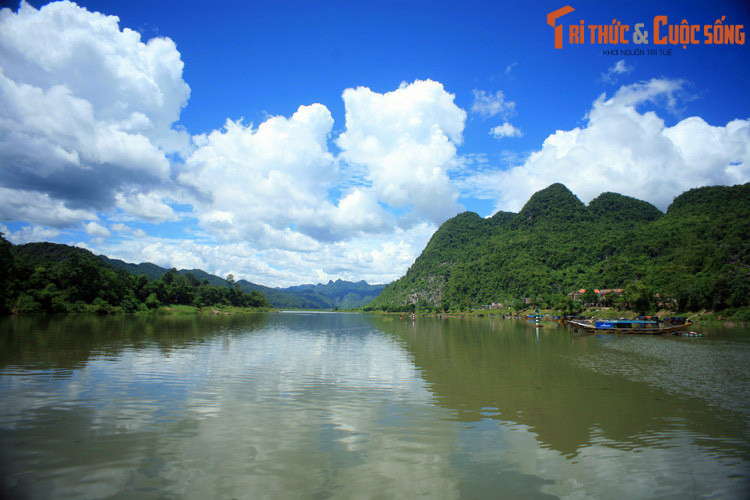 Cuối cùng hai người dẫn nhau tới dòng sông chảy qua làng mà tự vẫn. Người dân quanh vùng cảm động trước mối tình sắt son của hai người nên đặt tên là sông Son.