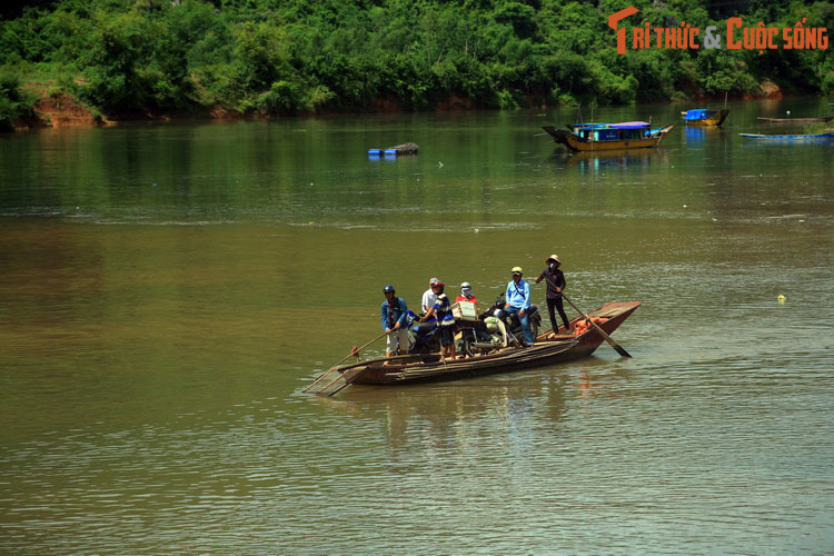 Không chỉ mang vẻ đẹp quyến rũ, sông Son còn là dòng sông có lịch sử đặc biệt. Vào thế kỷ 17, đầu thời Trịnh – Nguyễn phân tranh, sông Son cùng sông Gianh là ranh giới tự nhiên giữa châu Bắc Bố Chính và châu Nam Bố Chính, và sau này cũng là ranh giới Đàng Ngoài - Đàng Trong.