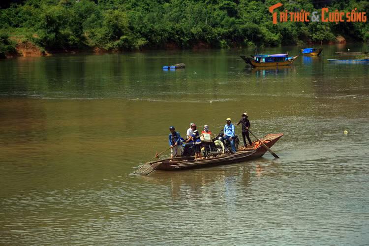 Không chỉ mang vẻ đẹp quyến rũ, sông Son còn là dòng sông có lịch sử đặc biệt. Vào thế kỷ 17, đầu thời Trịnh – Nguyễn phân tranh, sông Son cùng sông Gianh là ranh giới tự nhiên giữa châu Bắc Bố Chính và châu Nam Bố Chính, và sau này cũng là ranh giới Đàng Ngoài - Đàng Trong.