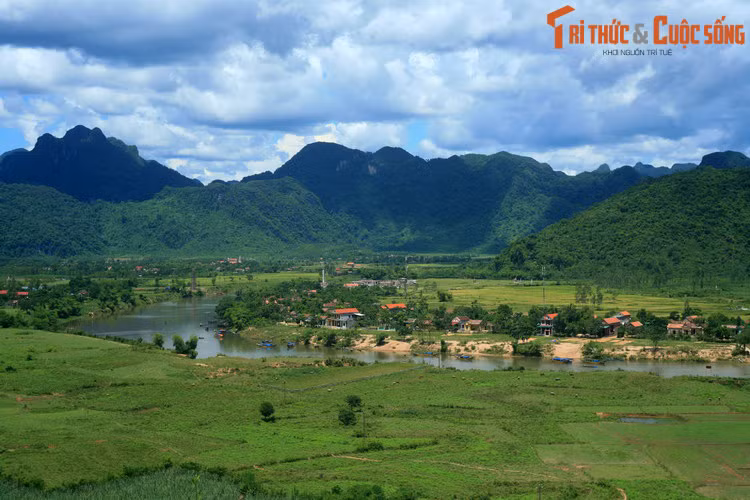 Chảy qua những dãy núi đá vôi trùng điệp ở Di sản thiên nhiên Phong Nha – Kẻ Bàng, sông Son còn được gọi là sông Troóc hay sông Tróc, là một trong những dòng sông có cảnh quan ngoạn mục nhất Việt Nam.