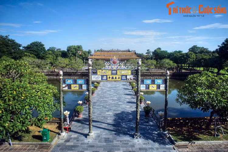 Theo “Đại Nam thực lục” (Quốc sử quán triều Nguyễn), có ba hầm chứa bạc vô cùng giá trị của vua Minh Mạng đã được tìm thấy ở Đại Nội Huế dưới thời các vua Thành Thái và Duy Tân. Ảnh: Cầu Trung Đạo phía sau Ngọ Môn.