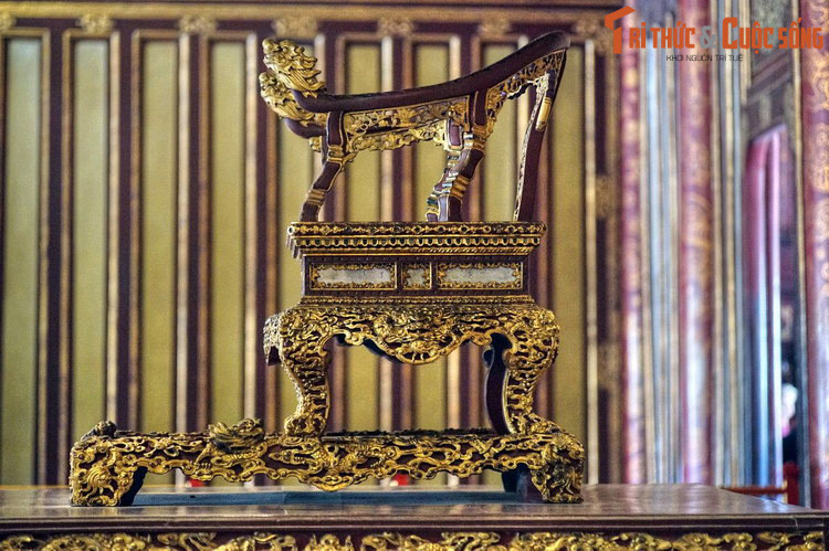 Theo các thông tin thu thập được, ông quan người Pháp đã phái Quan hội đồng và phát 100 phu khỏe đào bới và đã tìm thấy một hầm chứa hàng vạn nén bạc. Ảnh: Ngai vàng của các vua nhà Nguyễn trong điện Thái Hòa.