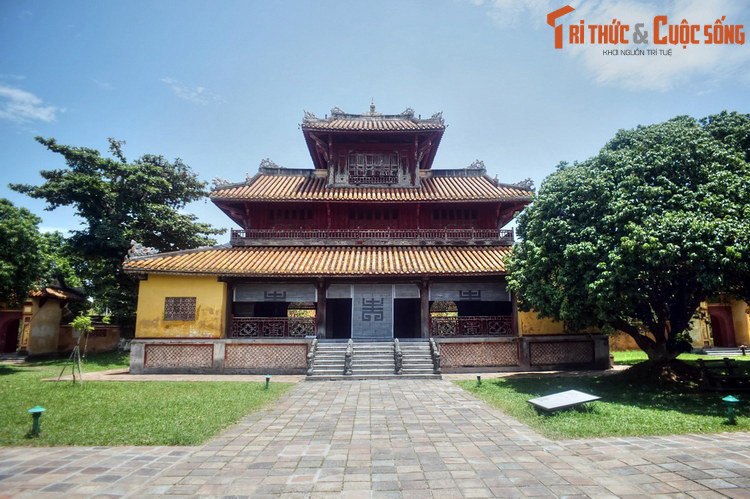 Bạc được giữ ở đây là bạc ba vết, loại bạc chuẩn của triều Nguyễn, trên thường có 3 cụm chữ triện đóng riêng rời. Boulloche trích 30.000 nén để Thượng thư Bộ Hộ Trương Như Cương, Hội biện Đô Ty chở ra Ngân hàng Hải Phòng đổi lấy tiền chi biện các việc công ích. Ảnh: Hiển Lâm Các, công trình cao nhất trong Đại Nội.