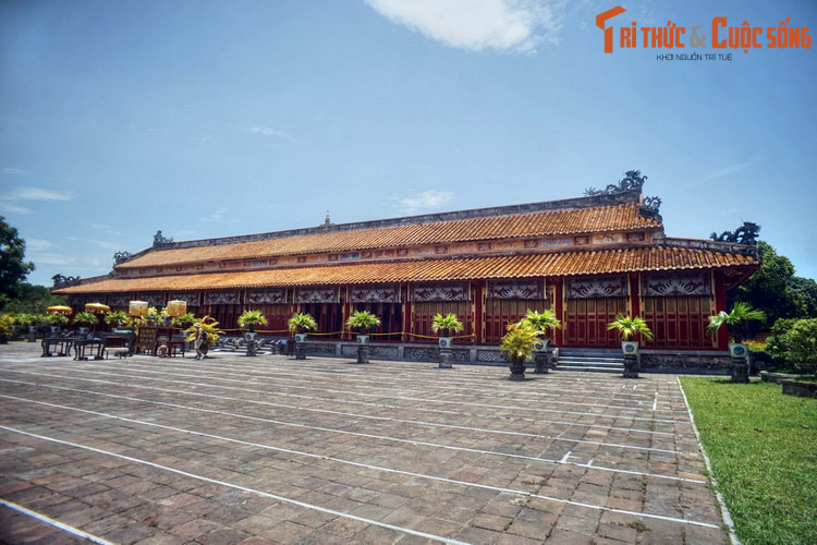 Hầm bạc do Khâm sứ đại thần Boulloche tìm thấy không phải là hầm bạc đầu tiên. 6 năm sau, vào tháng 7/1915, dưới triều vua Duy Tân, hầm bạc thứ hai được phát hiện tình cờ trong quá trình đào đất sau cửa Tường Loan để sửa chữa ống nước trong khuôn viên Đại Nội. Ảnh: Thế Tổ Miếu, nơi thờ các vua Nguyễn trong Đại Nội.