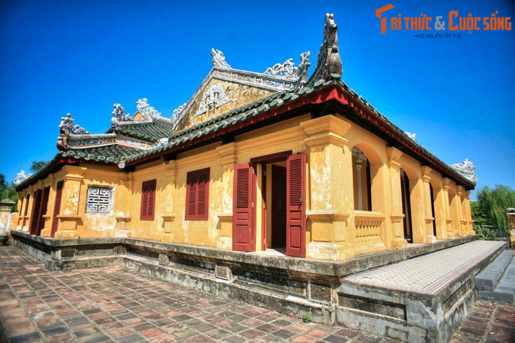 Lần này đích thân Vua Duy Tân cùng Khâm sứ đại thần Charles tới xem việc khai quật. Quá trình đào tìm thấy 70 hòm chứa bạc, 1 đồng tiền đồng đỏ, 28 tiền đồng, bia đá khắc 16 chữ , nội dung "Minh Mạng Giáp Ngọ, cất bạc trăm ngàn, của nước không thiếu, chất chứa muôn vàng". Ảnh: Cung Trường Sanh trong Đại Nội.