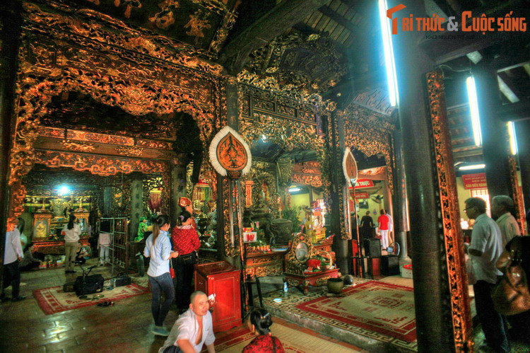 Triều đình đã lập đàn triệu hồi Linh Sơn Tú Khí về giúp sức dẹp giặc. Thủy thần làng Đào Động, tức Vua Cha Bát Hải Động Đình, đã hiển linh phò vua dẹp tan giặc giữ nước và ngài có công đầu trong việc lập ra 8 trang Đào Động.