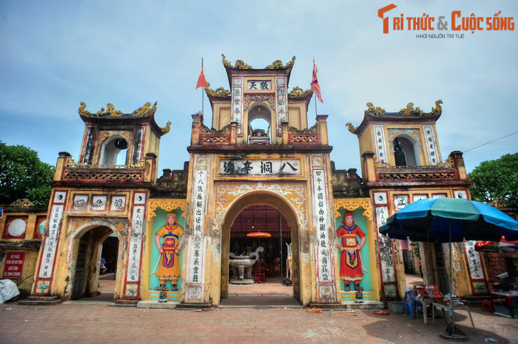 Nằm trên địa bàn xã An Lễ, huyện Quỳnh Phụ, Tỉnh Thái Bình, đền Đồng Bằng là một trong những ngôi đền cổ nổi tiếng nhất vùng châu thổ sông Hồng. Lịch sử ngôi đền này gắn với truyền thuyết về Đức Vua Cha Bát Hải Động Đình, vị thánh có công chống giặc cứu nước thời Vua Hùng.