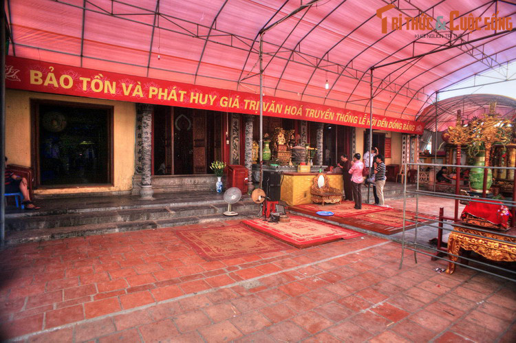 Theo thần tích được lưu lại, ban đầu đây là ngôi miếu nhỏ được khởi dựng trên vùng đất rộng tại trang Đào Động vào đời vua Hùng Vương thứ 18. Lúc này, nước nhà bị giặc Thục xâm lấn, song thế giặc quá mạnh khiến quân triều đình không chống đỡ nổi.