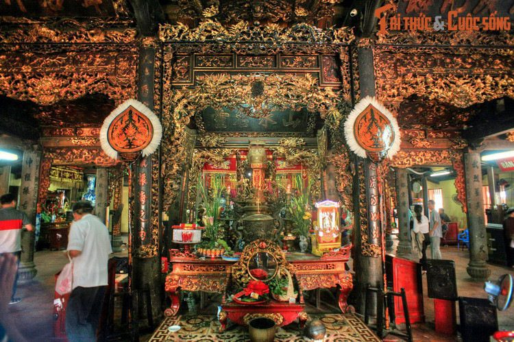 Khi đất nước thái bình, ngài được sắc phong “Trấn Tây An Nam Tam Kỳ Linh Ứng – Vĩnh Công Đại Vương Tối Thượng Đẳng Linh Thần”. Từ đó đền Đồng Bằng trở thành nơi địa linh thờ Đức Vua Cha Bát Hải được cả nước hướng vọng.