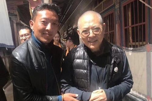 Lý Liên Kiệt phải nhờ một người thân đỡ tay khi xuất hiện tại một ngôi chùa. Lý Liên Kiệt phải nhờ một người thân đỡ tay khi xuất hiện tại một ngôi chùa.