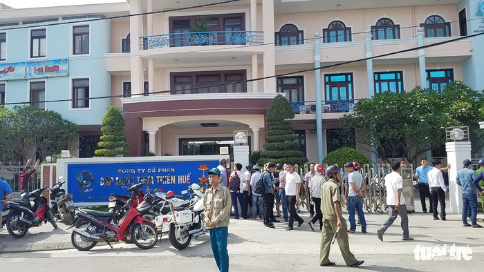 Rất đông người dân hiếu kỳ tập trung trước trụ sở Công ty CP cấp nước Thừa Thiên - Huế để theo dõi vụ việc.