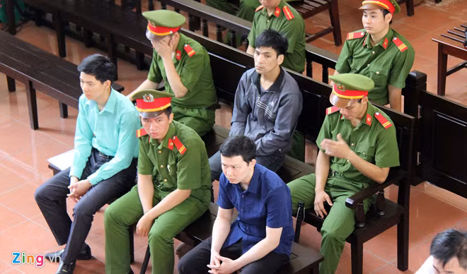 Các bị cáo tại phiên tòa sáng nay (29/5). Nguồn ảnh: Zing