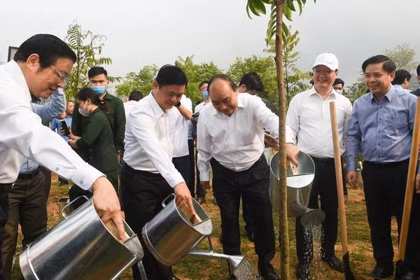 Thu tuong xuc dat vun cay, huong ung chuong trinh trong 1 ty cay xanh