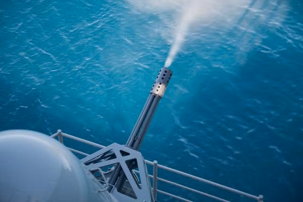 Tốc độ bắn nhanh kinh hoàng của MK-15 giúp nó thậm chí có thể "vãi đạn" lên trời đánh chặn các tên lửa tầm gần. Đây được coi là lớp phòng thủ cuối cùng trên các tàu chiến khi phải đối đầu với các tên lửa đối hạm của đối phương. Nguồn ảnh: Military.