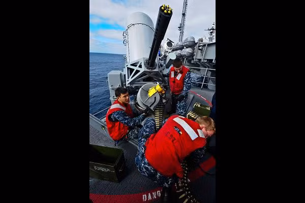 MK-15 lần đầu tiên được biên chế trên tàu sân bay USS Coral Sea vào năm 1978. Suốt từ đó đến ngay hệ thống MK-15 Phalanx đã luôn được cải tiến và tham gia vào biên chế của quân đội nhiều nước trên thế giới. Nguồn ảnh: Military.