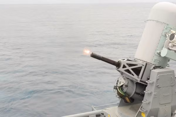 Pháo cao tốc MK-15 có khả năng bắn với tốc độ 4.500 viên mỗi phút với hệ thống 6 nòng xoay. Do tốc độ bắn quá cao nên nó phát ra tiếng "zitttt" rất đặc trưng, đây cũng là lý do khẩu pháo này còn có tên gọi "sea-whiz" có nghĩa là "tiếng rít của đại dương". Nguồn ảnh: Military.