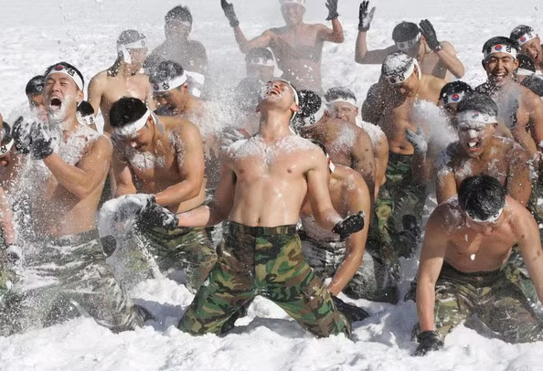 Những bài tập vào mùa đông thực sự rất khắc nghiệt nhất là với những đơn vị đóng quân ở vùng biên giới giá rét thì đây không những là bài tập thể lực đơn thuần mà còn là những kỹ năng sinh tồn khi họ vừa phải cảnh giác với kẻ thù, vừa phải chống chọi lại với tự nhiên. Nguồn ảnh: Zimbio.;