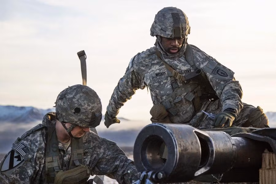 Hiện Không quân Nga là quân đội duy nhất trên thế giới có khả năng thả dù xe chiến đấu hạng nặng từ trên không, thậm chí kíp lái còn ngồi sẵn trong xe, chờ xe tiếp đất là xuất kích ngay lập tức. Ảnh: Lính Mỹ đang đưa khẩu pháo vừa được thả từ trên không vào vị trí sẵn sàng chiến đấu. Nguồn ảnh: QQ.