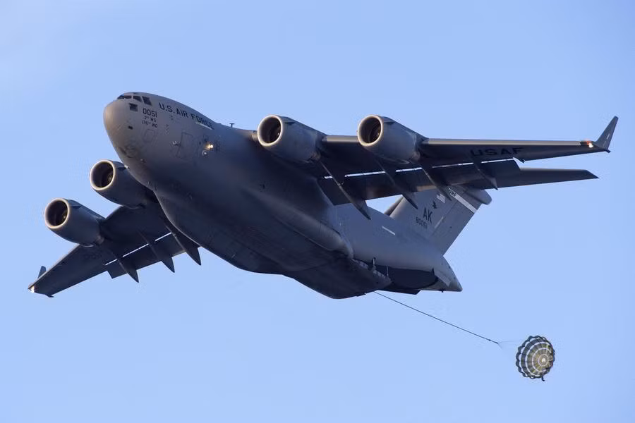 Cuộc tập trận huy động hàng nghìn lính dù Mỹ cùng nhiều binh khí kỹ thuật hiện đại. Đặc biệt là màn lựu pháo 105mm nhảy dù từ máy bay vận tải C-17. Nguồn ảnh: QQ.