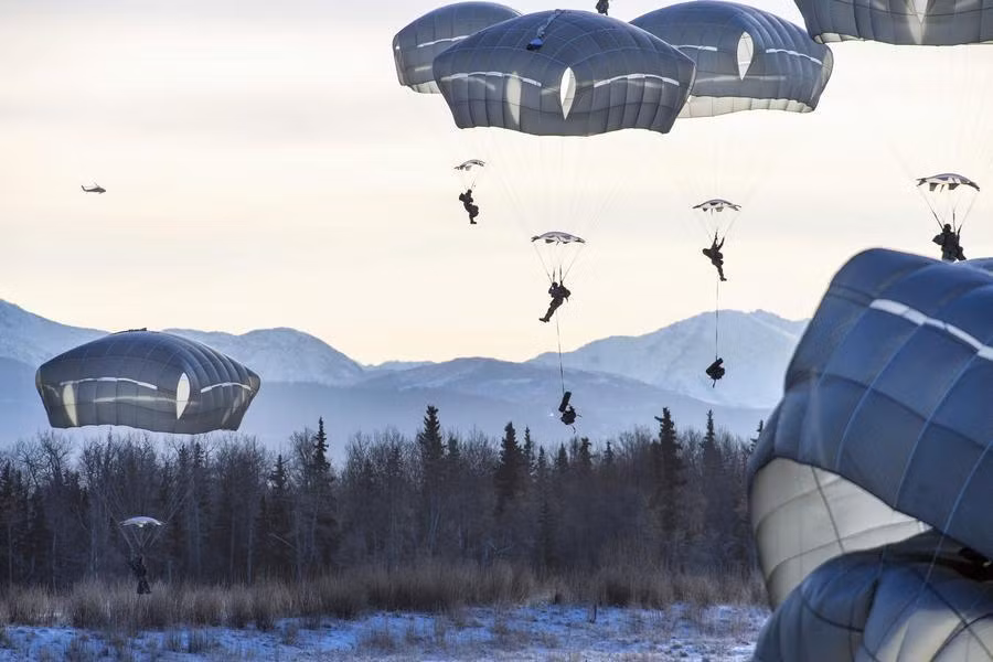 Sử dụng lính dù tập kích bất ngờ từ trên không đã tỏ rõ ưu thế của mình trong cuộc thế chiến hai, Không quân Anh và Mỹ cũng đã từng nghiên cứu để sử dụng tàu lượn mang theo pháo, xe ô-tô đáp xuống vị trí tập kết của các đơn vị lính dù trong các phi vụ tập kích này. Nguồn ảnh: QQ.