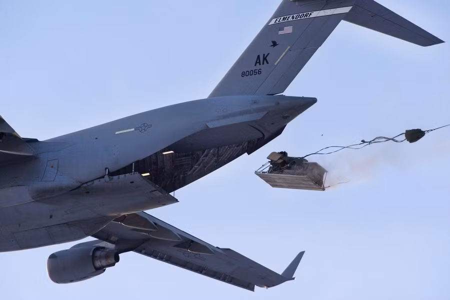 Ảnh: Khoảnh khắc hiếm khẩu lựu pháo 105mm được gấp gọn đang nhảy dù khỏi bụng máy bay vận tải C-17. Nguồn ảnh: QQ.