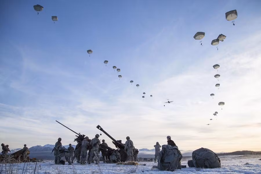 Mặc dù không thả được xe tăng như người Nga nhưng Quân đội Mỹ có thể triển khai trận địa pháo 105mm từ trên không chỉ trong vòng 15 phút. Nguồn ảnh: QQ.