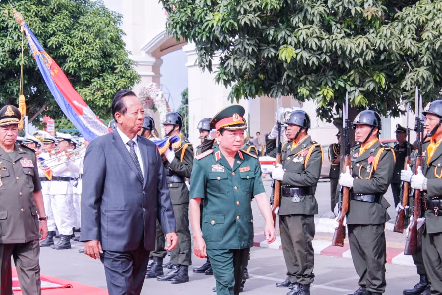 Viet Nam dao tao gan 17.000 si quan quan doi Campuchia-Hinh-2