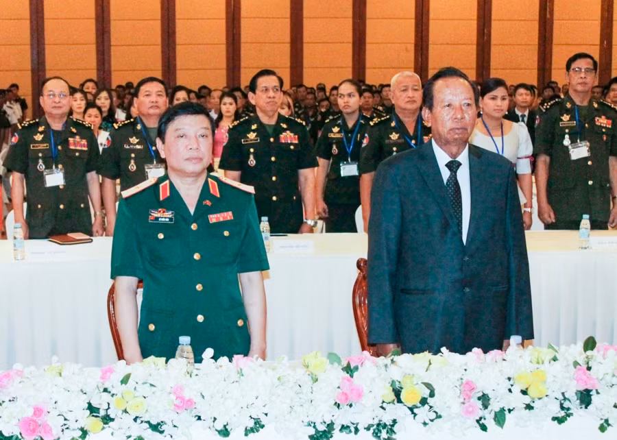 Viet Nam dao tao gan 17.000 si quan quan doi Campuchia