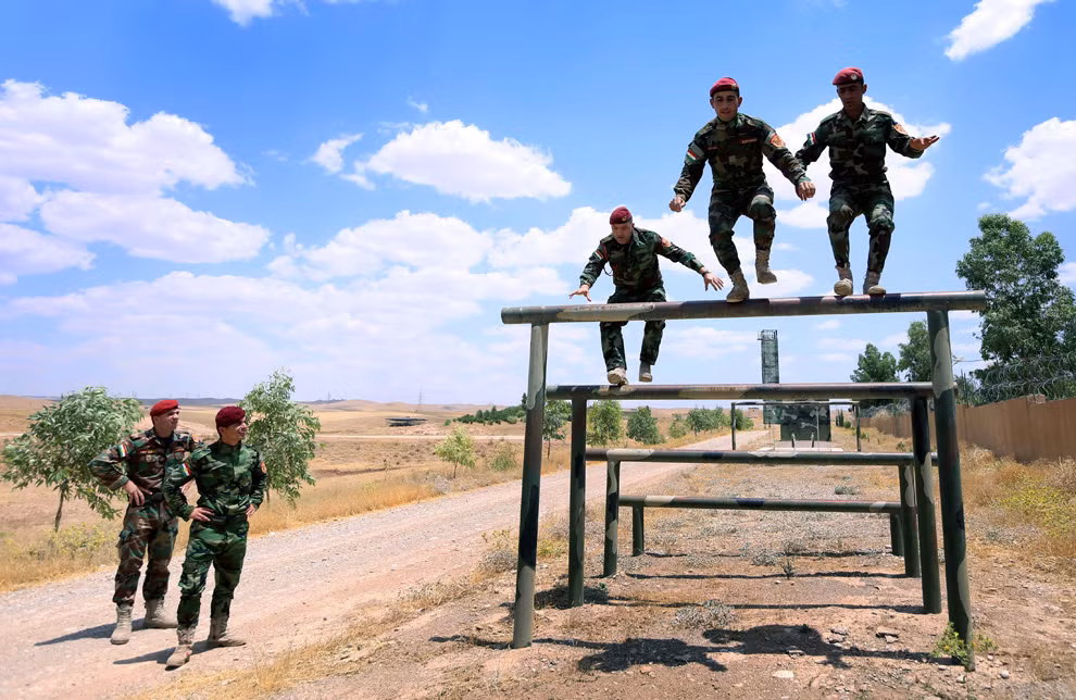 Vượt chướng ngại vật mô tả các trở ngại binh lính phải vượt qua khi tác chiến trong môi trường đô thị, trong bài tập này binh lính không được phép dùng tay để bám vì trong thực tế chiến đấu hai tay họ phải cầm súng sẵn sàng chiến đấu mọi lúc. Nguồn ảnh: Boston.