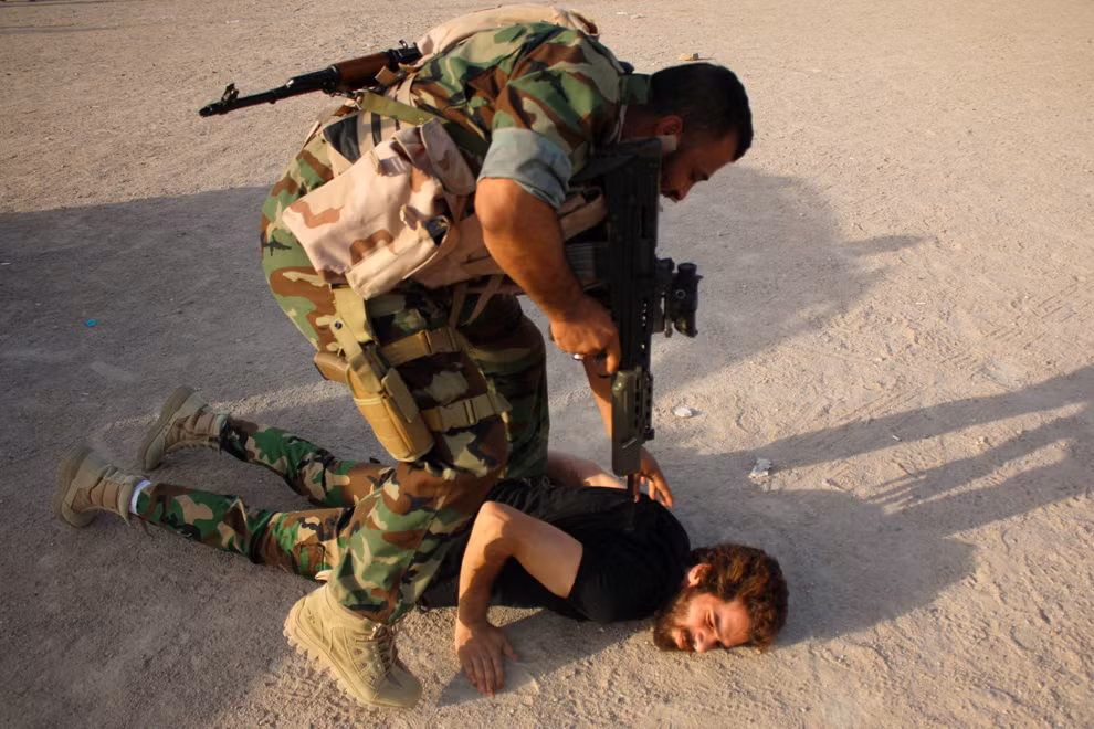 Một binh sỹ người Shiite thực hành cách khống chế, bắt đối tượng. Nguồn ảnh: Boston.