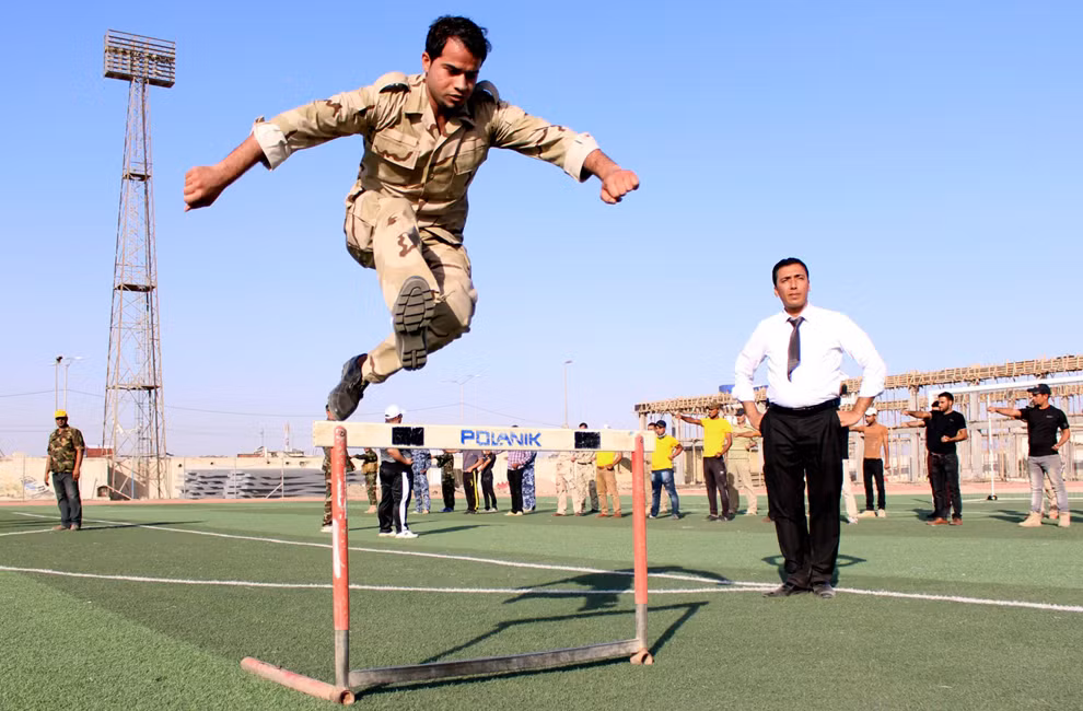 Bài tập chạy vượt rào được một binh sỹ Iraq làm mẫu cho các tình nguyện viên người Shiite. Nguồn ảnh: Boston.