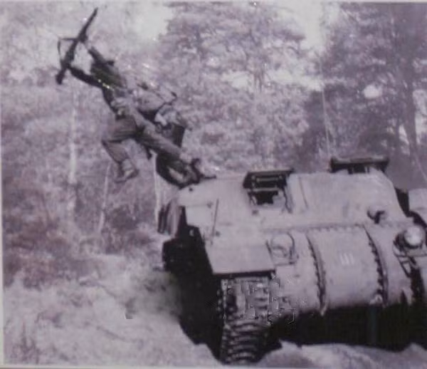 Nhược điểm rất lớn của những chiếc Kangaroo này đó là chúng không có cửa ra vào, binh lính bắt buộc phải trèo qua nóc xe và nhảy xuống khi đến trận địa, khoảnh khắc trèo lên nóc các binh lính sẽ rất dễ bị bắn hạ vì khi đó họ ở vị trí cao, không có gì che chắn. Nguồn ảnh: Historum.