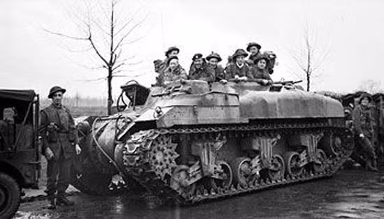 Ngoài ra trên xe còn có một súng máy 12,7mm ở phía trước giúp tăng cường hỏa lực cho bộ binh khi tiến công, giáp mặt chỉ dày khoảng 25mm tuy nhiên chừng đó cũng đủ để chiếc Kangaroo che chắn cho quân ta trước hỏa lực bộ binh của đối phương. Nguồn ảnh: Tanks.