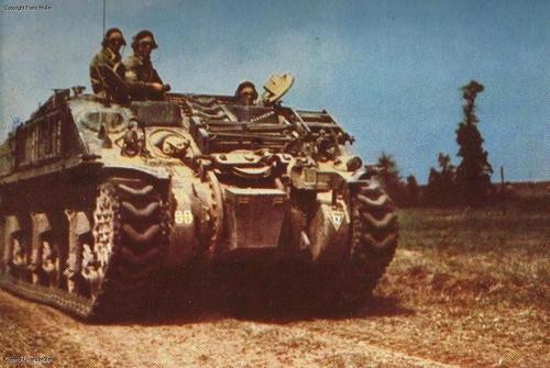 Với trọng lượng chỉ vào khoảng 16 tấn sau khi tháo bỏ các chi tiết thừa, chiếc xe này có khả năng đạt tốc độ lên tới 50 km/h, kèm theo đó là hệ thống treo có khả năng cơ động trên nhiều loại địa hình phức tạp khiến cho chiếc xe kangaroo rất thích hợp cho việc đánh tập kích bằng bộ binh. Nguồn ảnh: WW2pic.