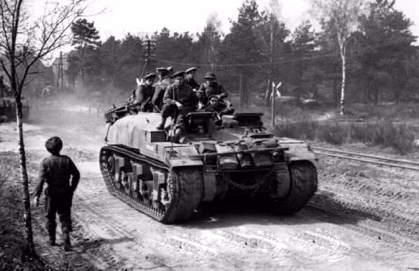 Chiếc xe ban đầu là ý tưởng của những kỹ sư người Canada, tuy nhiên sau đó do tính hiệu quả của nó, các binh lính Anh cũng học tập theo và họ tháo tháp pháo của rất nhiều các loại xe tăng hạng nhẹ, hạng trung khác nhau để hoán cải chúng thành xe thiết giáp chở quân. Nguồn ảnh: WW2database.