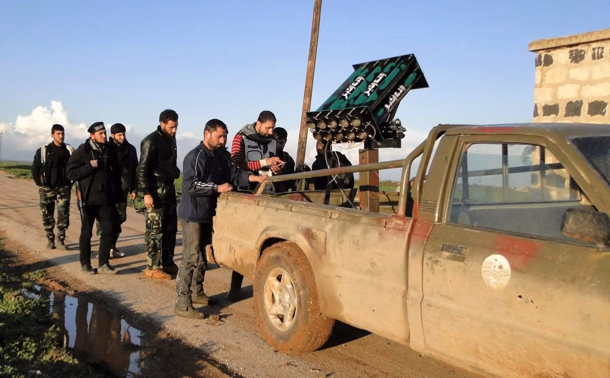 Dàn hỏa tiễn tự chế được đặt phía sau xe bán tải với tổng cộng 10 ống phóng với đầu đạn tự chế. Nguồn ảnh: Theatlantic.