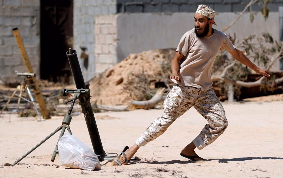 Pháo thủ súng cối với đôi tông. Nguồn ảnh: Boston.