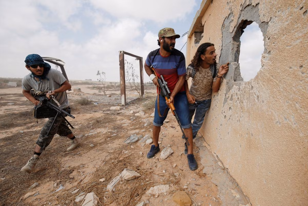 Mỗi người một loại quần áo, bỏ qua việc ngụy trang có thể khiến những người lính này phải đối mặt với lưỡi hái tử thần từ những tay bắn tỉa đối phương. Nguồn ảnh: Boston.