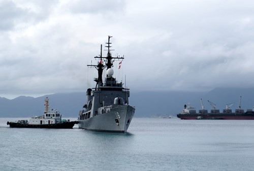 Tàu BRP Ramon Alcaraz được xem là một trong hai tàu chiến lớn nhất của Hải quân Philippines (chiếc kia là tàu BRP Gregorio Del Pilar (PF-15), có lượng giãn nước 3.250 tấn, dài 115m, rộng 13m, mớn nước 2,67m. Trong ảnh: Tàu BRP Ramon Alcaraz đang được lai dắt cập bến cảng. Nguồn ảnh: Tienphong.