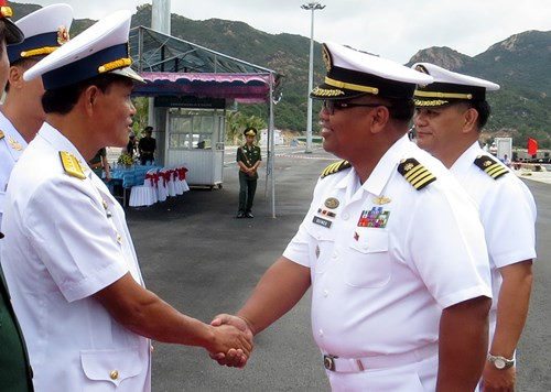 Trong chuyến thăm Việt Nam, thủy thủ đoàn của tàu BRP Ramon Alcaraz sẽ thăm xã giao UBND tỉnh Khánh Hòa, giao lưu với sĩ quan, chiến sĩ Vùng 4 Hải quân Việt Nam và tham gia một số hoạt động diễn tập tìm kiếm cứu hộ, hỗ trợ nhân đạo chung với Hải quân Việt Nam. Trong ảnh: Đại tá Vũ Văn Tiến, Phó Tham mưu trưởng Vùng 4 Hải quân chào đón Đề đốc Robert A. Mogol. Nguồn ảnh: Tienphong.