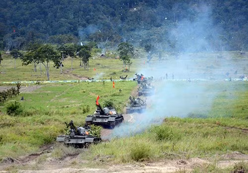 Sau khi hoàn thành phần thực binh, đoàn xe tăng cơ động về vị trí.