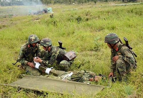 Băng bó vết thương cho thương binh.