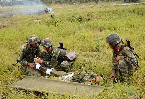 Băng bó vết thương cho thương binh.