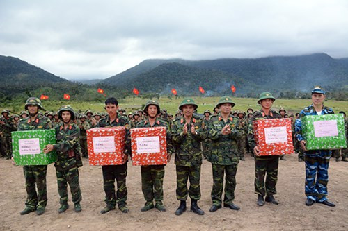 Trao thưởng các lực lượng tham gia phối hợp diễn tập thành công.