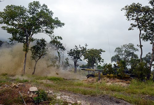 "Voi sắt" khạc đạn.