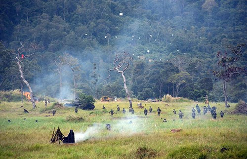 Áp sát trận địa.