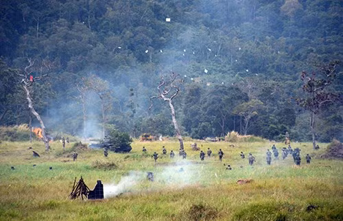 Áp sát trận địa.