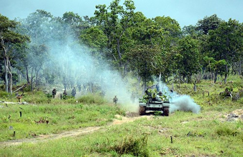 Xe tăng yểm trợ chiếm lĩnh trận địa.