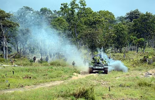 Xe tăng yểm trợ chiếm lĩnh trận địa.